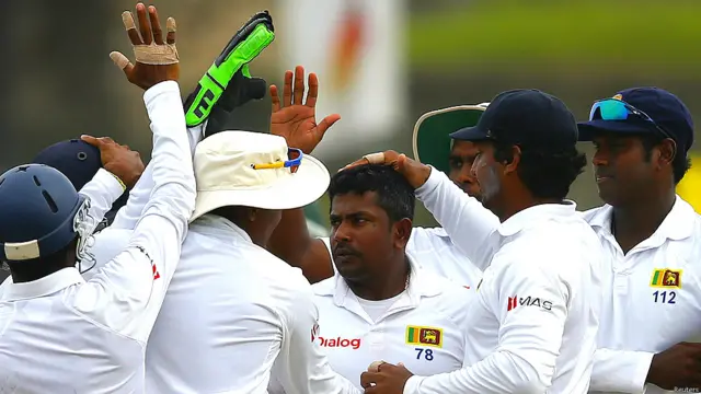 گال ٹیسٹ کا پہلا دن گذشتہ رات کی بارش کے سبب آدھے گھنٹے کی تاخیر سے شروع ہوا اور مقررہ 90 اووروں سے دو کم پر ختم ہوا۔ تاہم تمام وقت آسمان پر موجود بادل نہیں برسے البتہ سری لنکن بولرز پہلے سیشن میں گرج پڑے۔