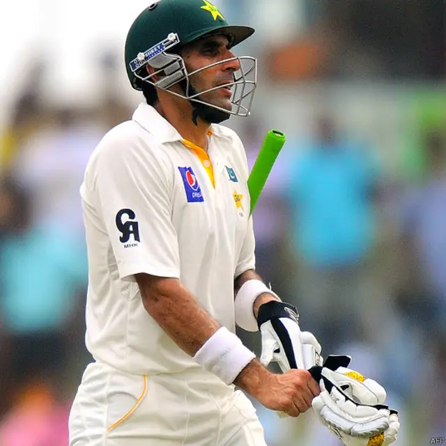 مصباح الحق جنہوں نے صفر پر اینجیلو میتھیوز کا ریویو ضائع کراتے ہوئے 17ویں گیند پر پہلا رن بنایا تھا کسی جلدی میں دکھائی نہیں دے رہے تھے لیکن 31 کے سکور پر ہیرتھ کی گیند ان کے بلے کو چھوتی ہوئی وکٹ کیپر نیروشن دکویلا کے گلّوز میں گئی۔