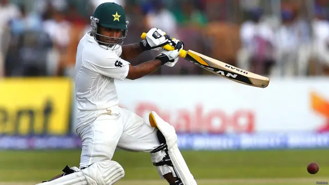 اسد شفیق خوش قسمت ہیں کہ سری لنکا کے خلاف آخری ٹیسٹ سیریز کی پانچ اننگز میں محض 61 رنز کی مایوس کن کارکردگی کے باوجود ٹورنگ سلیکشن کمیٹی نے ان پر اعتماد کیا اور انھوں نے بھی اس موقعے کو ہاتھ سے نہیں جانے دیا۔ وہ 55 رنز پر ناٹ آؤٹ ہیں اور یونس خان کےساتھ پانچویں وکٹ کی شراکت میں 105 رنز کا اضافہ کر چکے ہیں۔