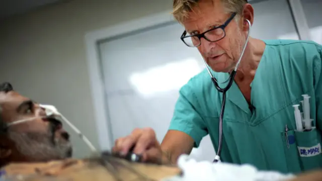 ڈاکٹر میڈز گلبرٹ ناروے کی یونیورسٹی آف تھرمسو میں پروفیسر ہیں اور یونیورسٹی ہاسپٹل آف نارتھ ناروے کے ایمرجنسی میڈیسن کے صدر بھی ہیں