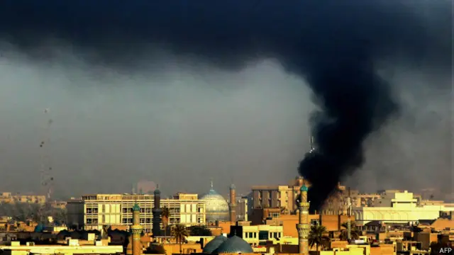Columna de humo en el centro de Bagdad tras atentado.