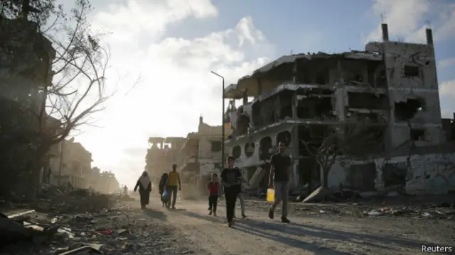 Warga Gaza menyusuri jalanan kota yang porak poranda