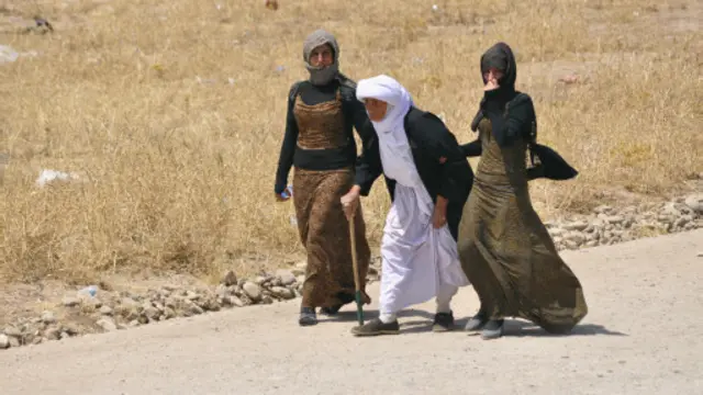 عشرات الآلآف من الأقلية الإيزيدية يواجهون خطر الموت جوعا وعطشا بعد حصار متشددين إسلاميين لهم