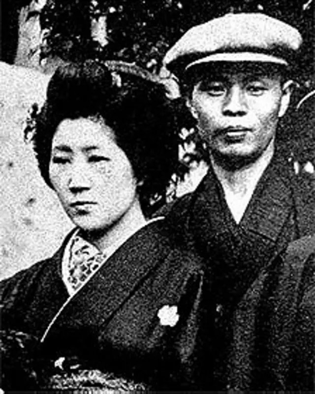 Shinji sostiene que la fortaleza de su padre lo ayudó a sobrevivir. Su madre murió algunos meses después de la explosión.