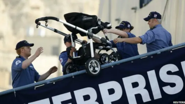 وصلت السفينة التابعة للبحرية البريطانية إلى مالطا الاربعاء وعلى متنها العديد من البريطانيين والاوروبيين