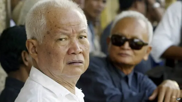 Khieu Samphan (trái) và Nuon Chea (phải) bác bỏ cáo trạng