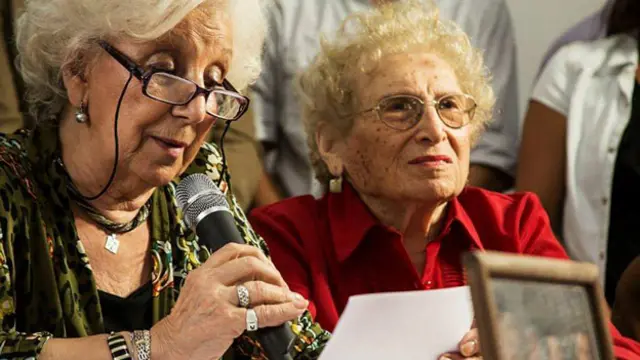 "Yo espero que van a venir más", dice Rosa Roisinblit (a la dcha). Foto: Elvira Recchia/Abuelas.