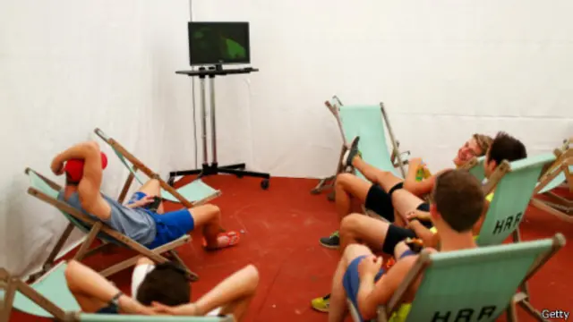 Warga Inggris paling banyak menghabiskan waktu untuk menonton televisi dibanding internet atau radio. 