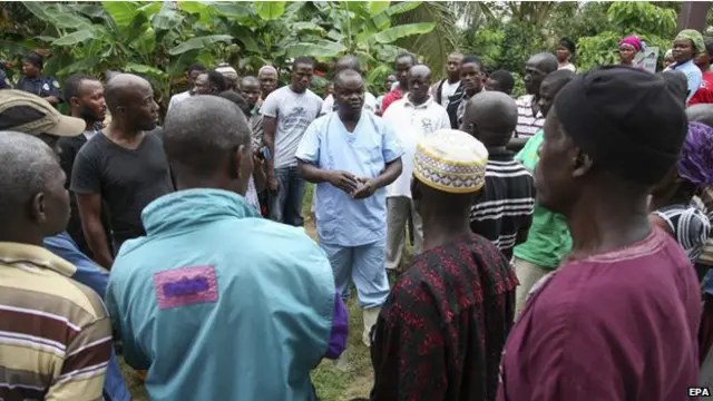Các y tá ở Liberia thông báo với người dân về dịch Ebola