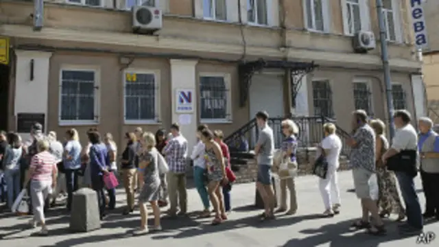 очередь у офиса "Невы"