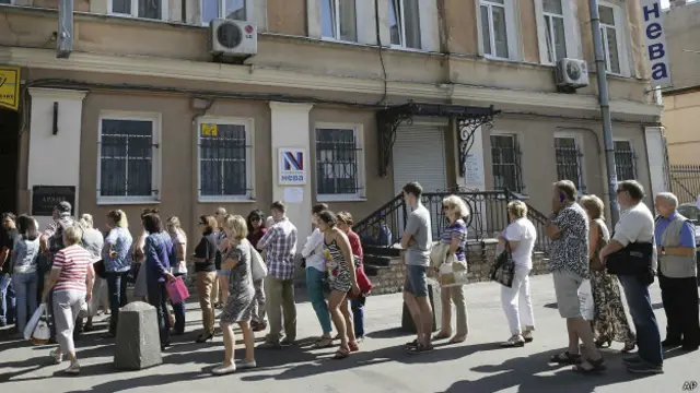 Клиенты турфирмы "Нева" стоят в очереди