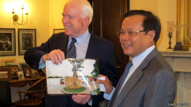 Ông Phạm Quang Nghị tặng ông John McCain ảnh chụp tấm bia có hình ông