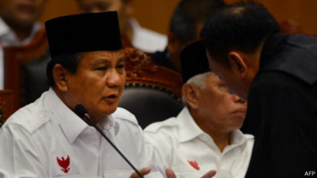 Prabowo Subianto saat berdiskusi dengan pengacaranya, Rabu (06/08) di gedung MK.