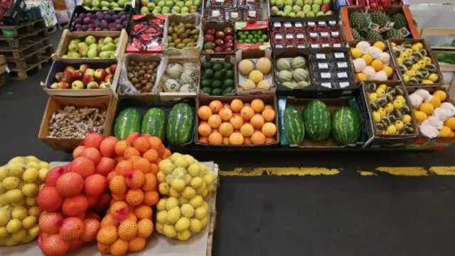 Kebutuhan buah dan sayur Moskow terpenuhi dengan membeli dari negara-negara lain.