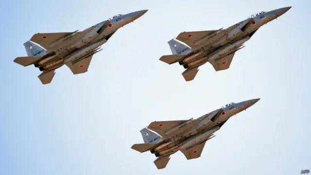 日本自卫队F-15战斗机在崎玉县朝霞基地作飞行练习(27/10/2013)