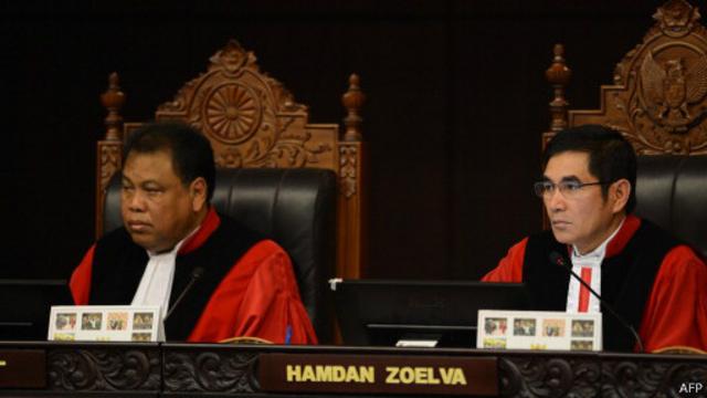Mahkamah Konstitusi telah meminta tim Prabowo-Hatta memperbaiki berkas gugatannya.