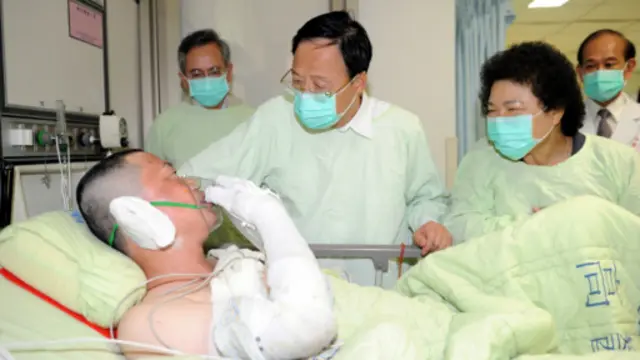 高雄市長陳菊(前右)去醫院看望氣爆中受傷民眾