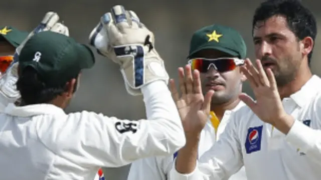 پاکستان کی جانب سے جنید خان نے پانچ اور وہاب ریاض نے تین کھلاڑیوں کو آؤٹ کیا