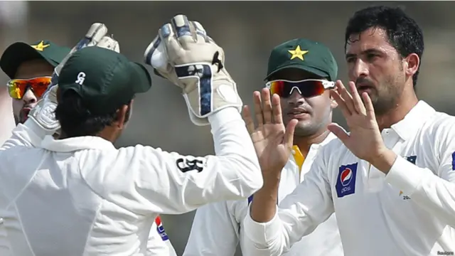 پاکستان کے فاسٹ بولر جنید خان نے اپنی ٹیم کی جانب سے پہلی وکٹ حاصل کی۔