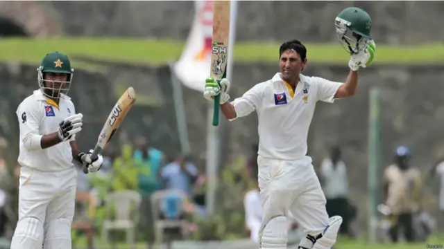 یونس خان نے 15 چوکوں اور ایک چھکے کی مدد سے 177 جبکہ اسد شفیق نے آٹھ چوکوں اور دو چھکوں کی مدد سے 75 رنز بنائے۔