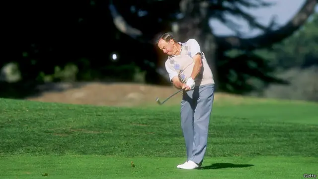 Алан Шепард играет в гольф