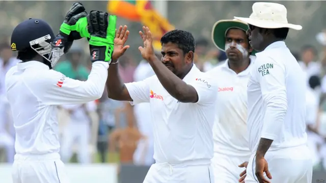 سری لنکا کی جانب سے رنگانا ہیراتھ نے تین اور شمندا ارنگا نے دو کھلاڑیوں کو آؤٹ کیا۔