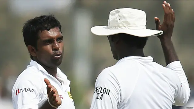 سری لنکا کی جانب سے دلرووان پریرا نے پانچ، رنگانا ہیراتھ نے تین اور شمندا ارنگا نے دو کھلاڑیوں کو آؤٹ کیا۔