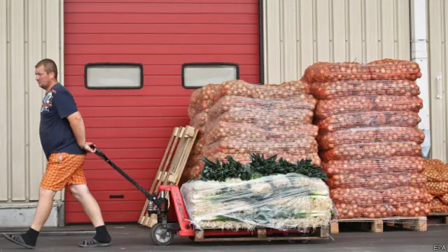 Мужчина с продуктами