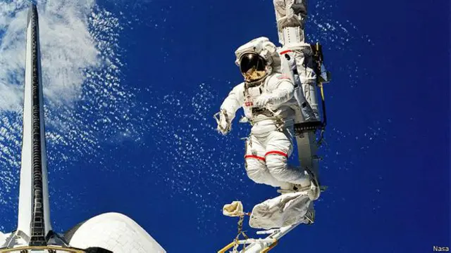 Космическую мухобойку соорудили из подручных средств