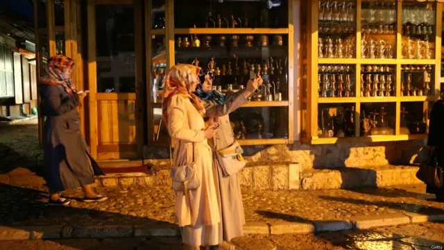 بوسنیا کے دارالحکومت سرائیوو کے اس علاقے میں سیلفی لے رہی ہیں جہاں 1914 میں آر ڈیون فرڈیننڈ کو ہلاک کیا گیا تھا۔ 