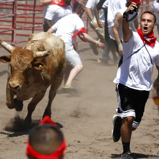 امریکی ریاست کیلیفورنیا کے علاقے المیڈا کاؤنٹی فیئر گراؤنڈ میں ’دی گریٹ بُل رن‘ کے دوران ایک شخص بیل کے آگے دوڑتے ہوئے سیلفی کھینچ رہا ہے۔