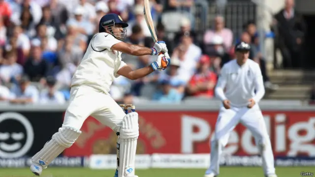 دھونی جب کریز پر آئے تو ان کی ٹیم انتہائی مشکلات کا شکار تھی