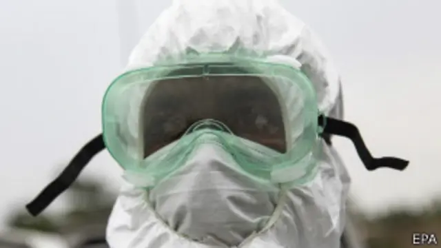 Trabajador de la salud con máscara