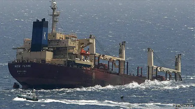 Barco de bandera panameña medio sumergido