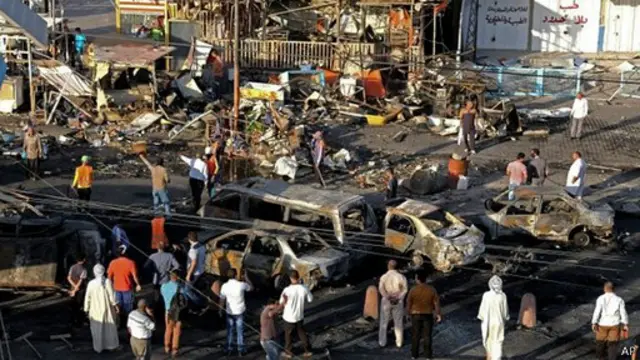 ثمة اعتقاد بأن تنظيم الدولة الإسلامية مسؤول عن تفجيرات في بغداد الأربعاء