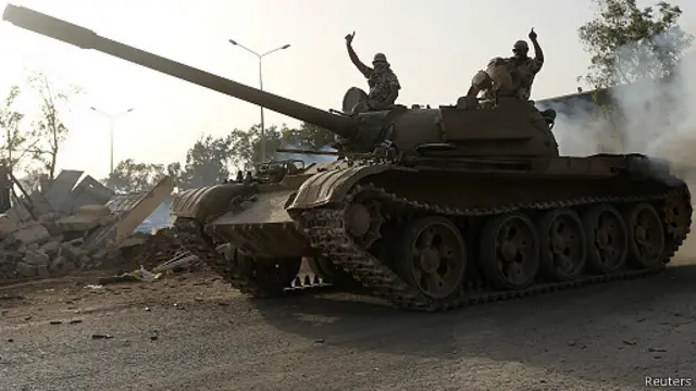 يقول الثني إن بعض الجماعات مسلحة بدرجة تفوق الدولة