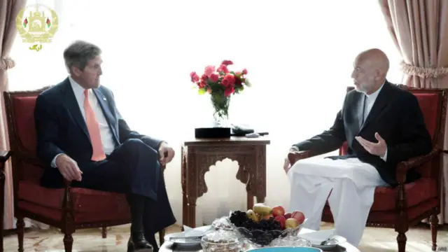 صبح امروز نیز، وزیر امور خارجه آمریکا با حامد کرزی، رئیس جمهور افغانستان دیدار و گفت‌وگو کرد.