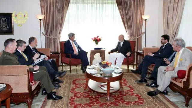 سفر قبلی آقای کری به کابل و دیدارش با حامد کرزی و دو نامزد دور دوم انتخابات به توافقی انجامید که گفته می‌شود بر اساس آن هر دو نامزد در چارچوب یک دولت "وحدت ملی"، در قدرت سهیم خواهند شد. 