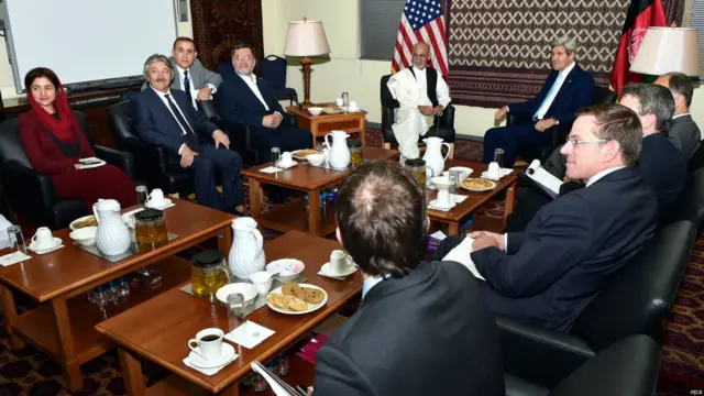 وزیر خارجه آمریکا، شب گذشته در بدو ورود به کابل با اشرف غنی احمدزی، نامزدی که بر اساس اعلام نتایج ابتدایی دور دوم انتخابات افغانستان پیشتاز است، دیدار کرد. 