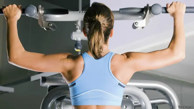 Женщина занимается в спортзале