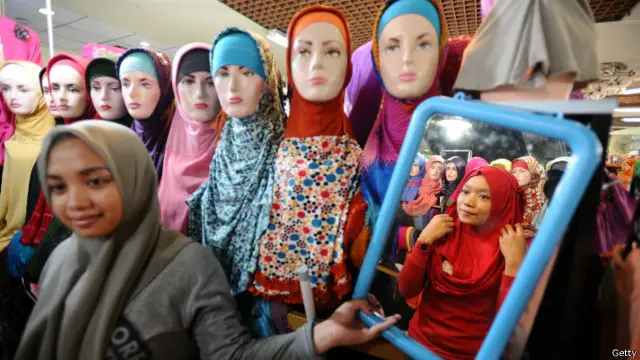 Kebanyakan pebisnis busana muslim di Pasar Tanah Abang sangat peduli akan motif, hiasan serta warna, atau dengan kata lain kadar seni dari barang jualannya.