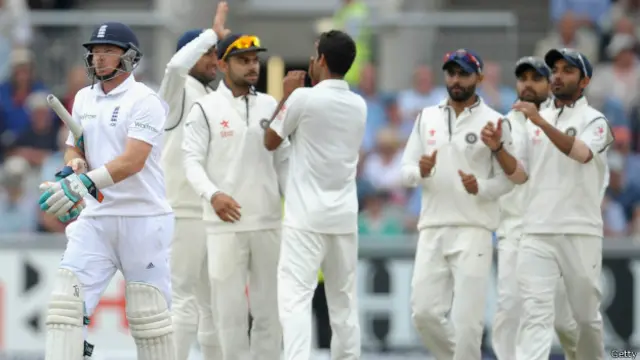 انگلینڈ کو بھارت کے خلاف 85 رنز کی برتری حاصل ہے اور پہلی اننگز میں اس کی چار وکٹیں باقی ہیں