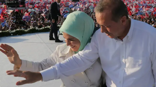 Konstitusiyaya görə dünyəvi dövlət sayılan bir ölkədə dini siyasətə qatdığı üçün tənqidçilərin nifrətini qazanmış Erdogan-ın xanımı hicab geyinir.