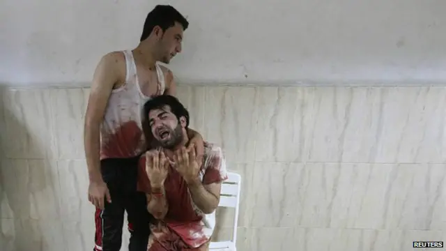 NIn Falastiini ah, oo xiran dhar leh dhiigga aabihii, oo ku barooranaya isbitaal ku yaalla Khan Younis.