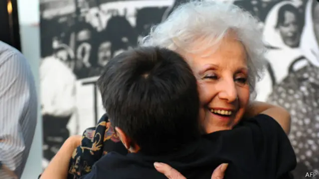 Estela Carlotto abraza a un niño