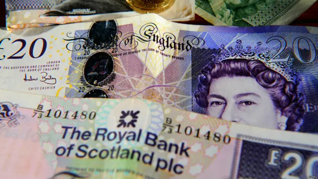 سکاٹ لینڈ کے الگ ہونے کی صورت میں سکاٹ لینڈ کون سی کرنسی استعمال کرے گا، اس سوال کا جواب ابھی تک نہیں مل سکا۔ الگ الگ کرنسی استعمال کرنے کی صورت میں اقتصادی بحران پیدا ہوسکتا ہے۔