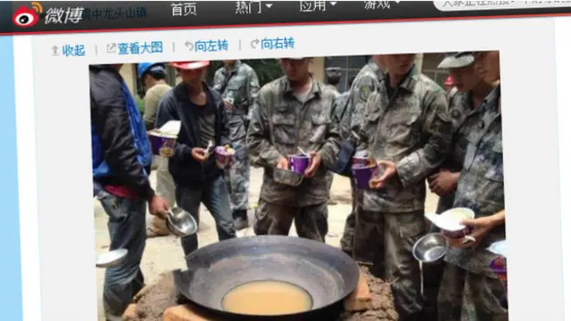 चीन में गंदे नूडल्स खाते सैनिक