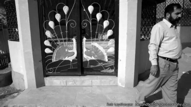 تظهر صور الملك طاووس في معابد الإيزيديين وأضرحتهم وقبورهم