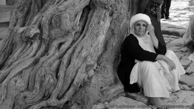 لا يزال كبار السن من منطقة سنجار المعزولة يرتدون زيهم الأبيض التقليدي