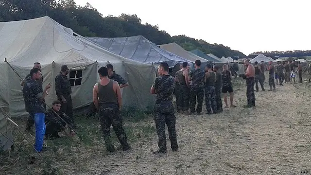 Российские власти поставили для солдат 72-й бригады палатки у границы и первым делом всех допросили, а офицеров - задержали